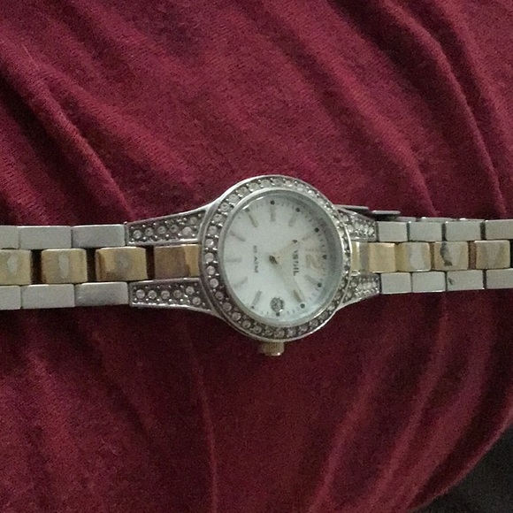 Silver and Gold Fossil Watch: A Timeless Blend of Elegance - Picture 4 of 10